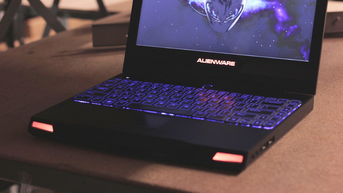 laptop con notebook chiuso