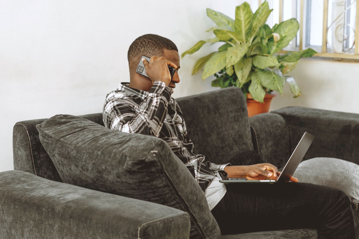 Mitarbeiter arbeitet von zuhause aus mit Laptop und sicherem Netzwerk