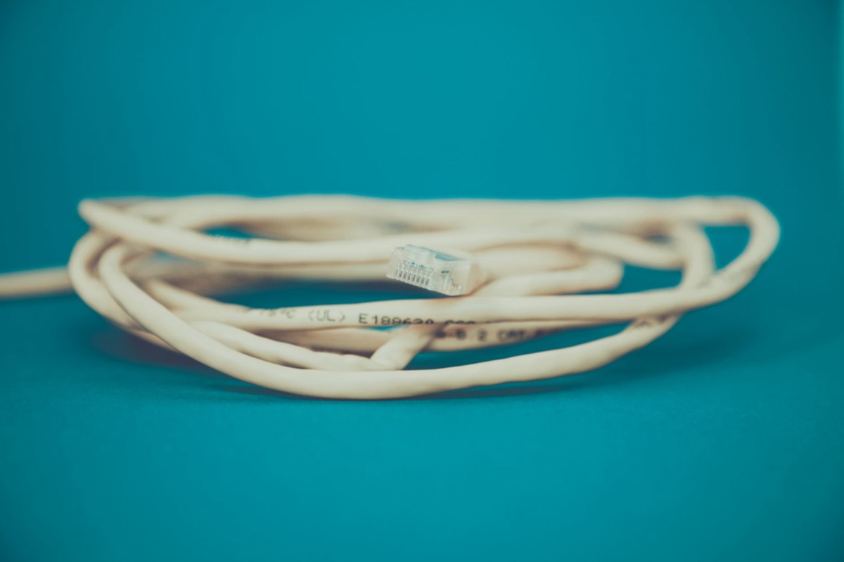 cable di rete con etichetta di sicurezza