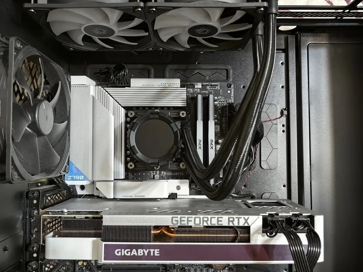 Scheda grafica NVIDIA RTX con tre ventole installata su una scheda madre