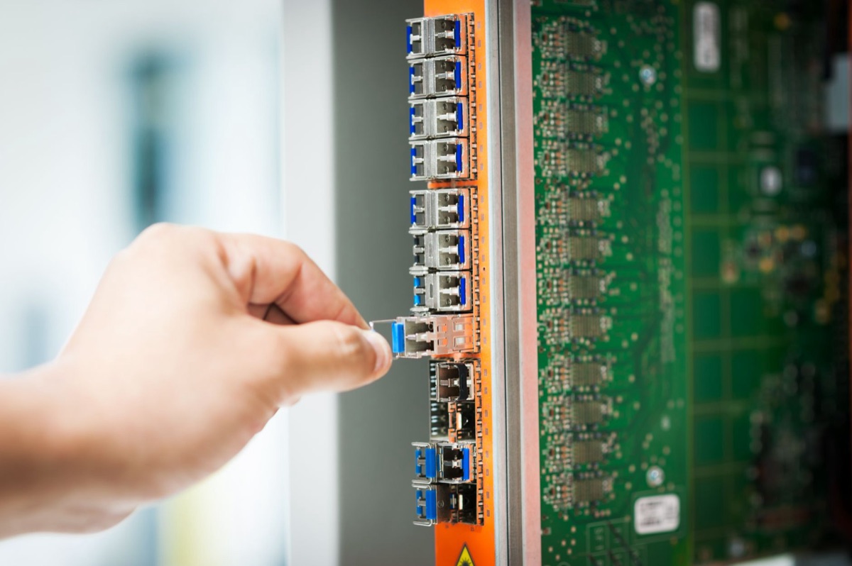 Netwerkrouter met beveiligingslabels en kabels