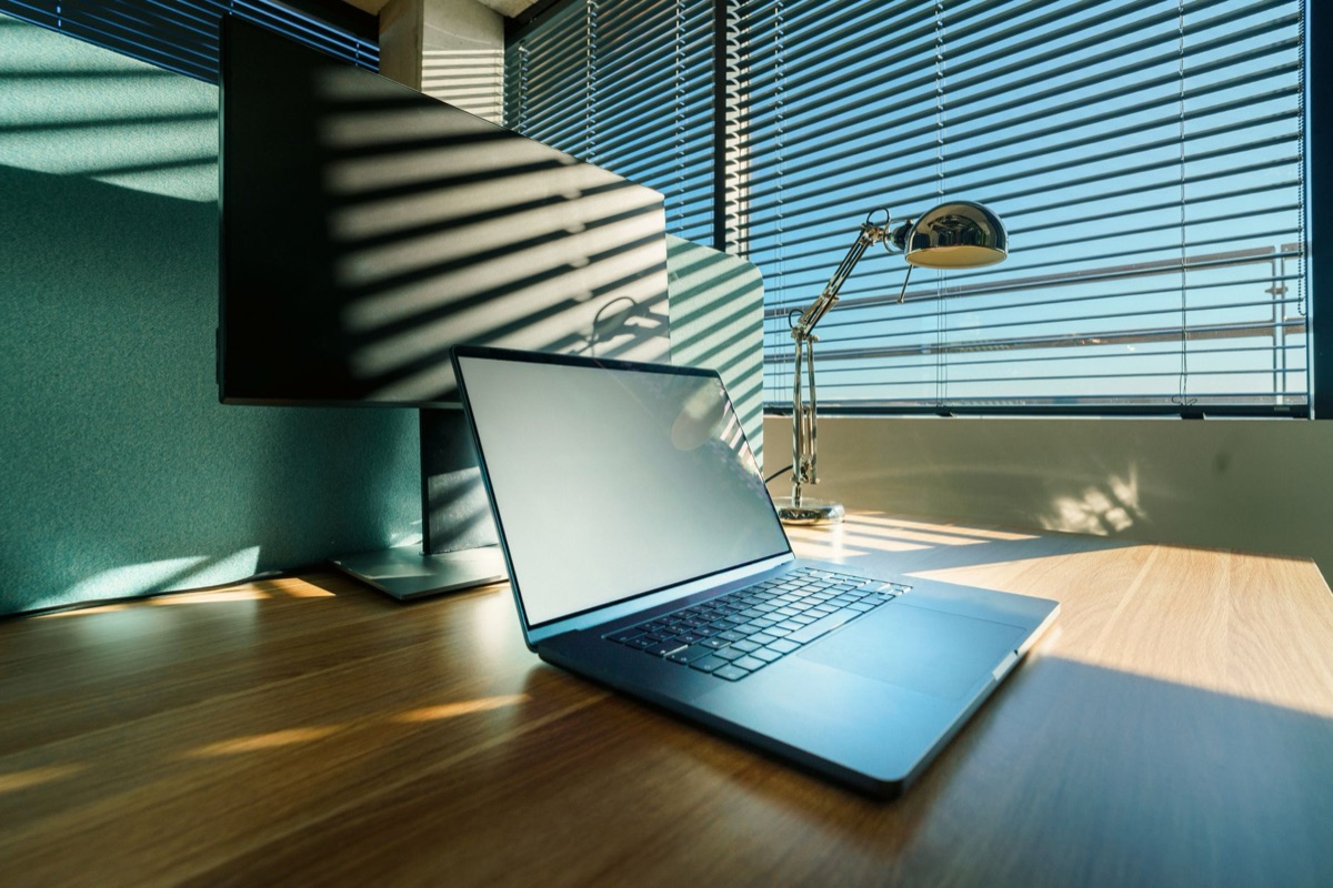 bureau avec ordinateur et écran de sécurité