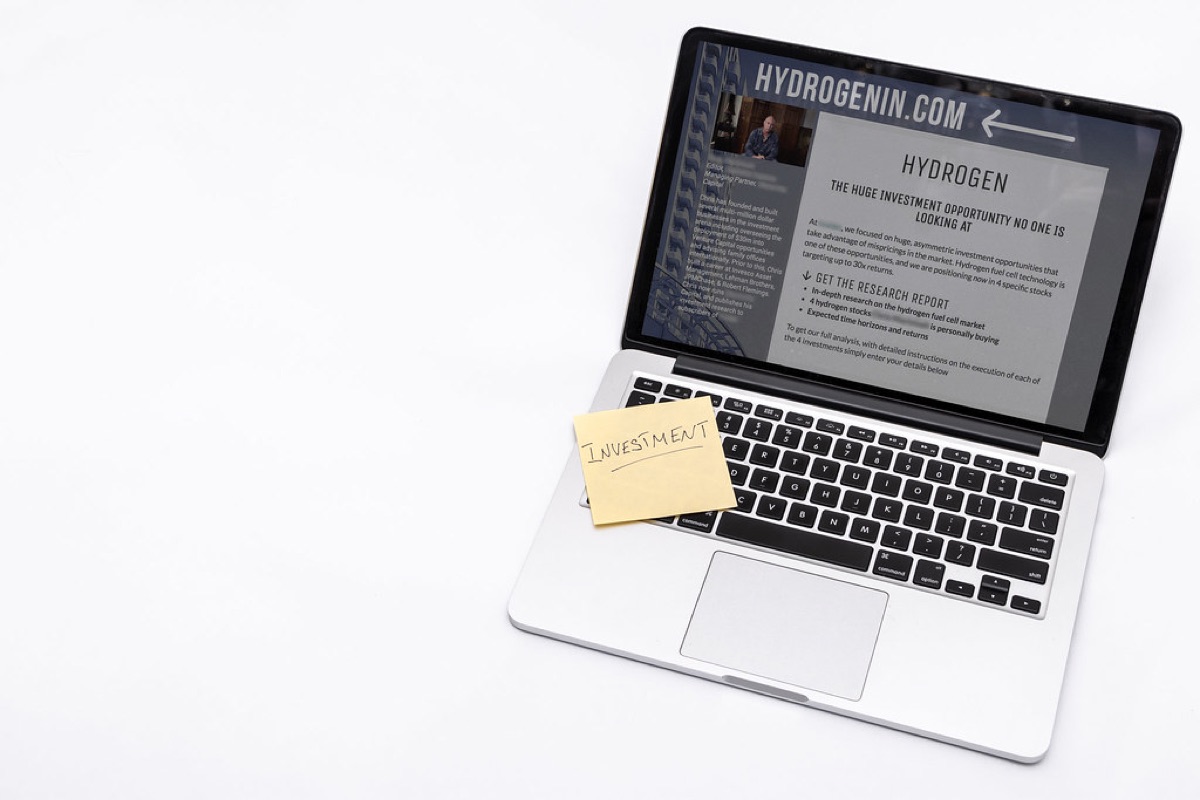 Arbeitsplatz mit digitalen Geräten und Schutzmaßnahmen
